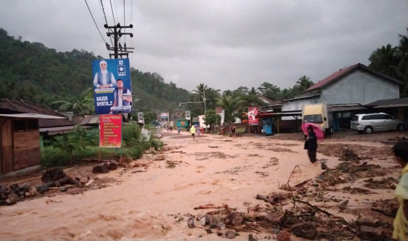 Dampak Banjir Bandang di Tanggamus, Kendaraan Besar Belum Bisa Melintas, Mobil Kecil lewat Jalan Alternatif  