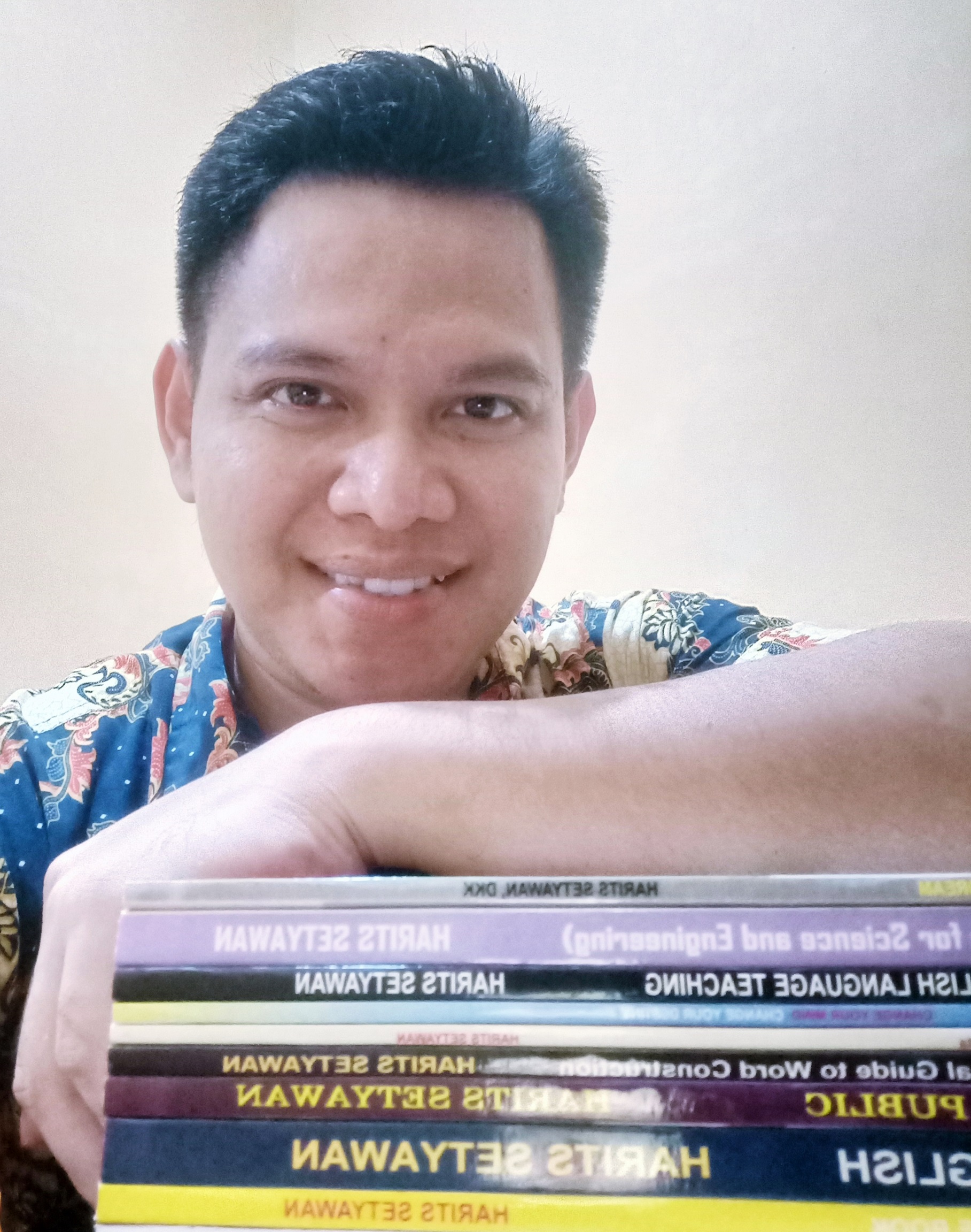 Dosen DKV Itera Tulis Buku Dalam Empat Bahasa