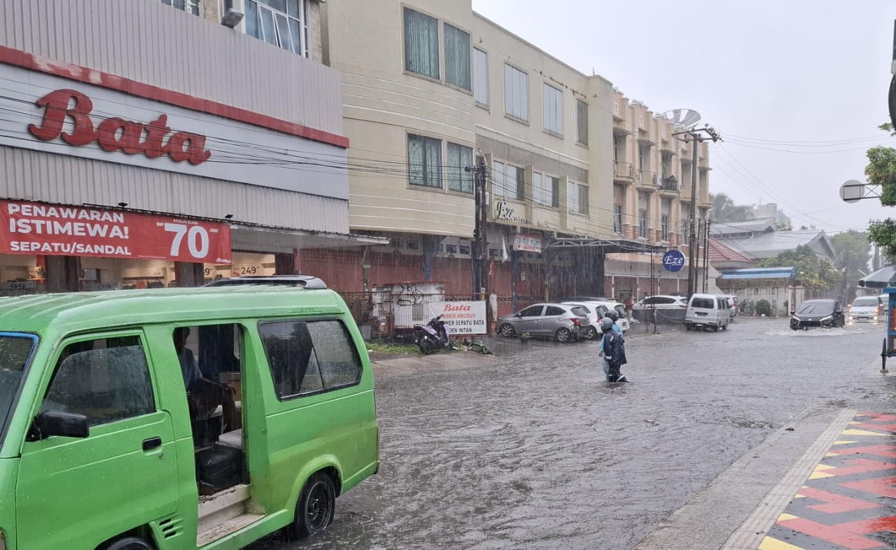 Duh, Genangan Air Selutut Orang Dewasa Sebabkan Kendaraan Mogok