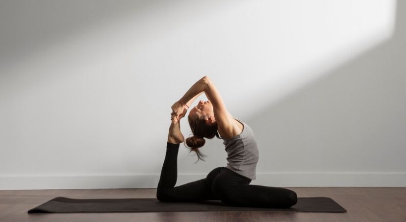 Inspirasi Baju Wanita untuk Yoga Biar Tetap Modis Saat Stretching