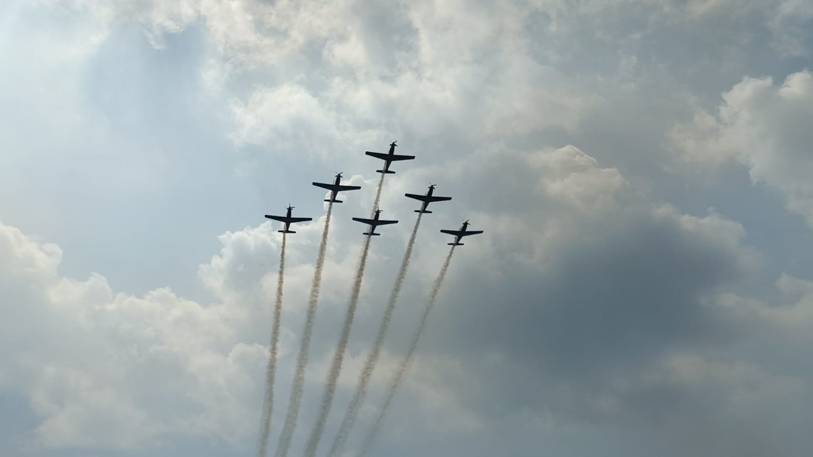 7 Pesawat JAT TNI AU Pamer Aksi Aerobatic di Langit Lampung
