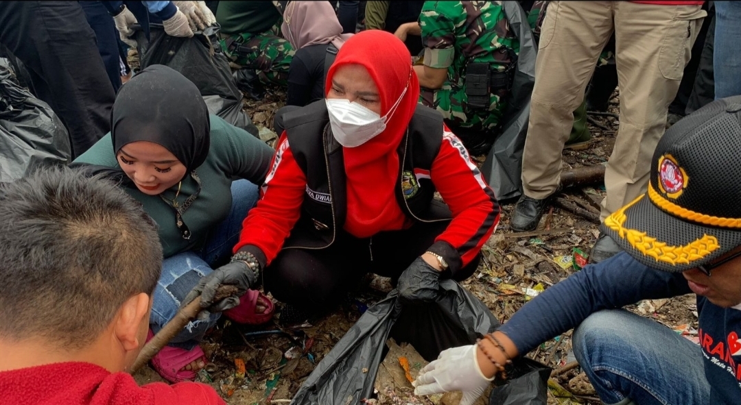 Pesan Wali Kota Bandar Lampung yang Ikut Bersihkan Sampah di Pantai Nelayan Payang: Tanggung Jawab Bersama