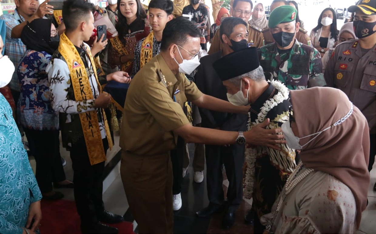 Setir Mobil Sendiri, Abah Sujadi-Mas Fauzi Tinggalkan Kantor Pemkab Pringsewu