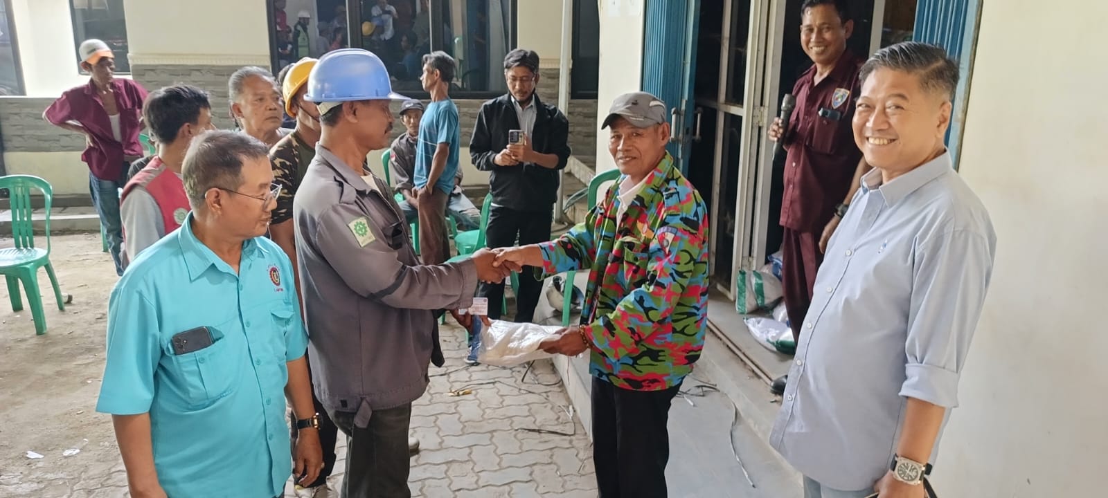 Perkuat Solidaritas Anggota, Koperasi TKBM dan SPTI Pelabuhan Panjang Salurkan Beras kepada 1.021 Buruh
