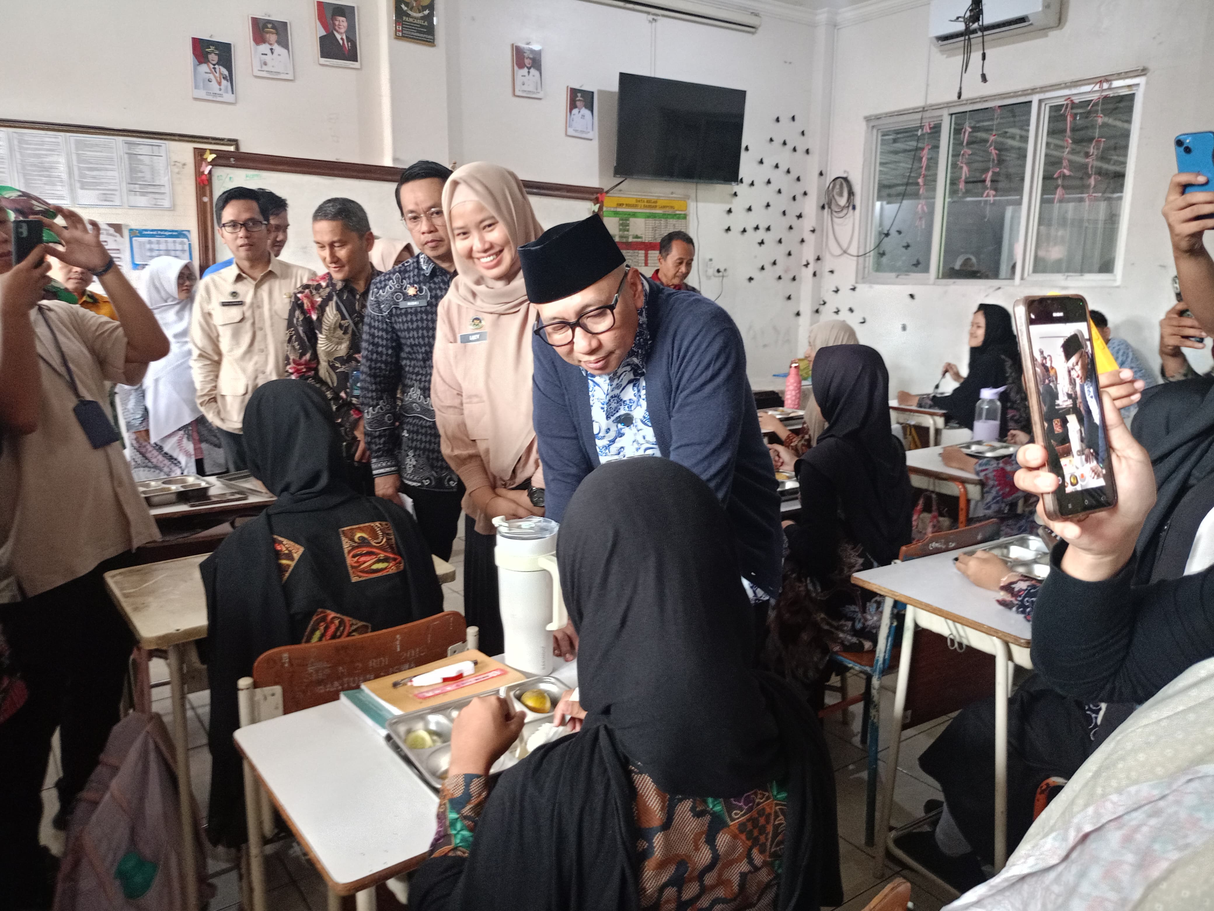 Gubernur Mirza Tinjau Dapur SPPG Musi Raya dan Pastikan Distribusi MBG Aman di SMPN 2 Bandar Lampung