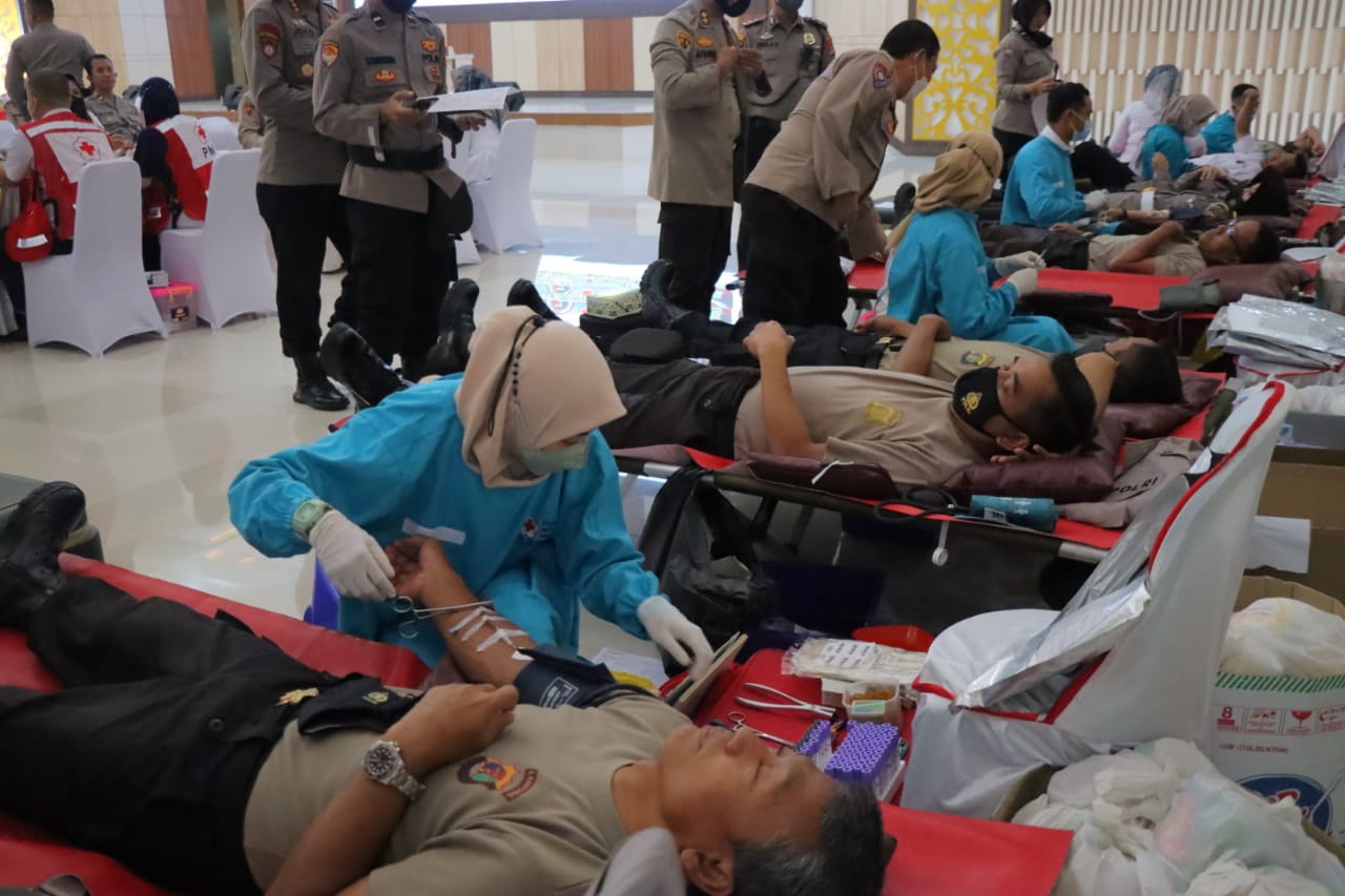 Sambut HUT Bhayangkara ke-76, Polda Lampung Gelar Donor Darah Dan Vaksinasi Covid-19