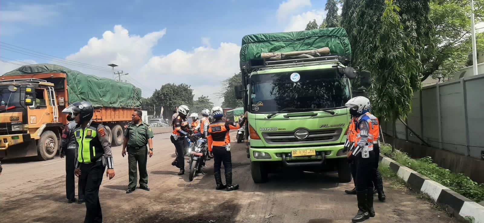 Sambut Mudik, Dishub Bandar Lampung Tertibkan Kendaraan Parkir di Bahu Jalan Yos Sudarso