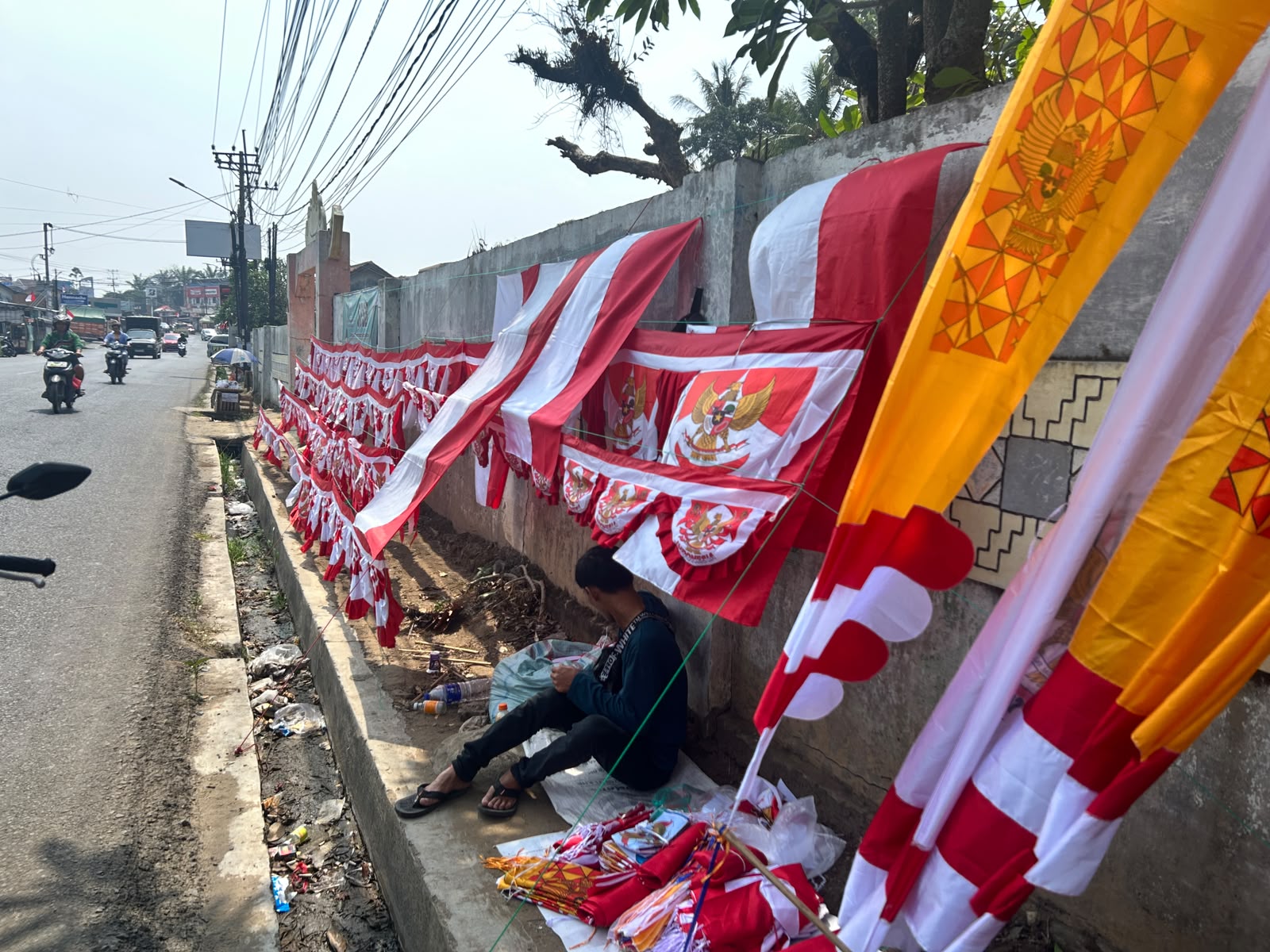 Pedagang Bendera Musiman Hadapi Persaingan Penjualan Online
