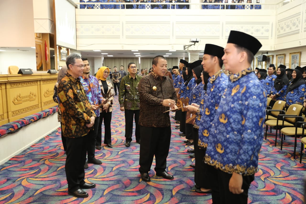 Resmi Jadi PNS, Gubernur Serahkan SK 410 CPNS di Lingkungan Pemprov Lampung