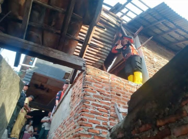 Angin Puting Beliung Terjang 11 Rumah Warga di Kecamatan Enggal