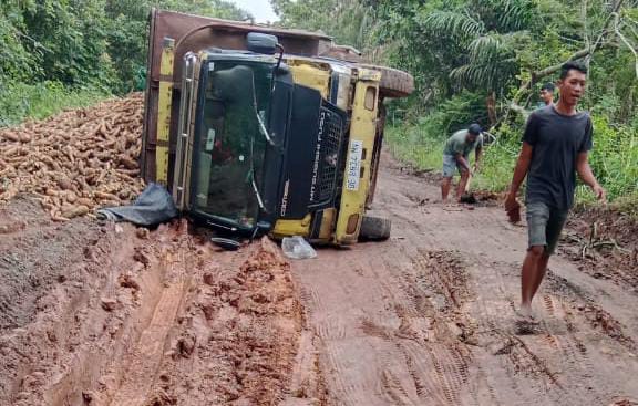 Jalan Provinsi Tajab-Serupa Indah Waykanan Rusak Parah, Deretan Truk Muatan Terjebak