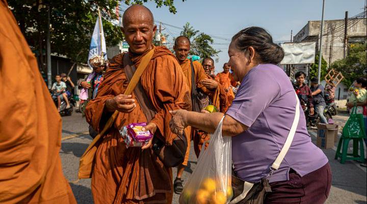 Tiba di Candi Borobudur, 32 Biksu Thailand Jalani Ritual Thudong Penuh Khusyuk dan Khidmat