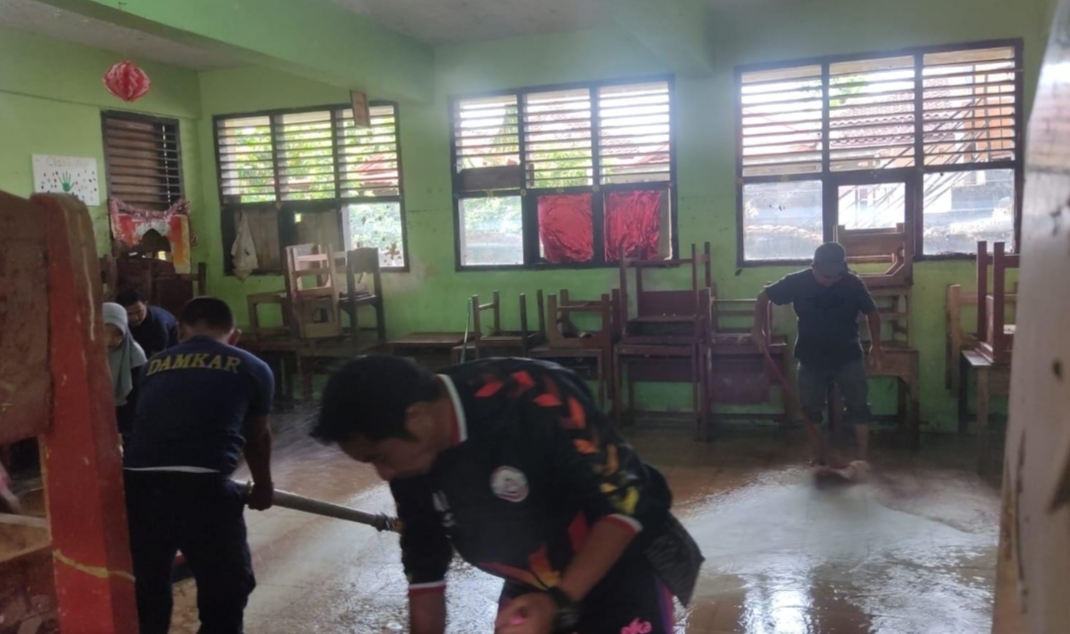 Dalam 3 Hari Pasca Banjir, Petugas Disdamkarmat Lakukan Bersih di Sejumlah Sekolah