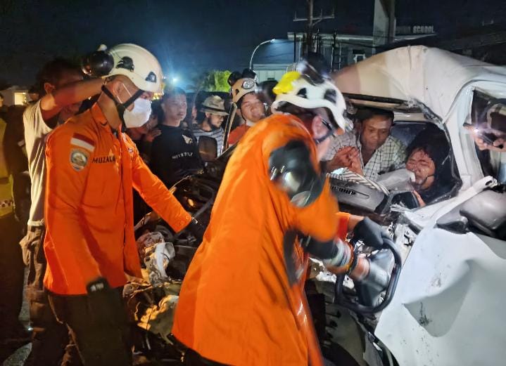 Laka Lantas, Dua Orang Terjepit Mobil Usai Tabrak Truk Hingga Evakuasi Libatkan Basarnas  