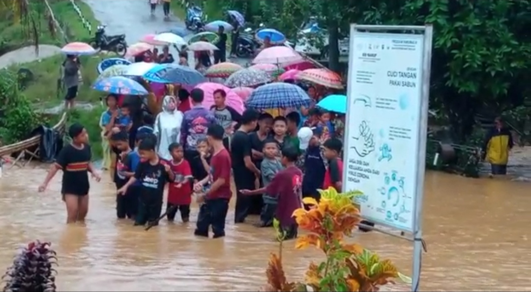 Banjir di Kecamatan Ngambur, Sekolah dan Puluhan Rumah Terendam 