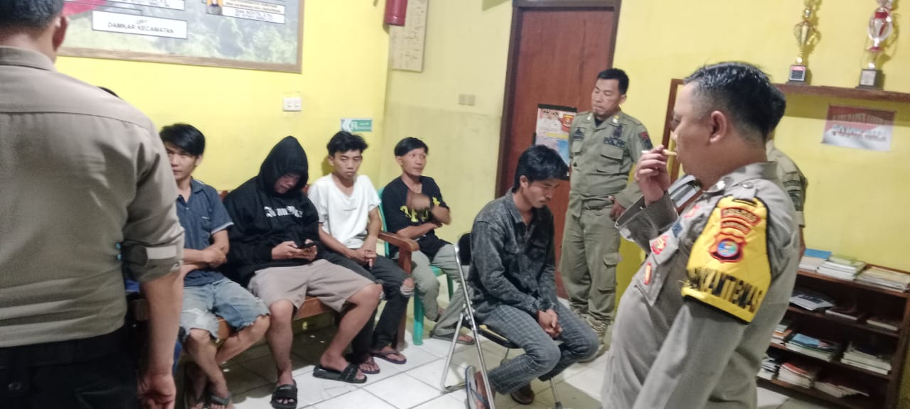 Grebek Tempat Penjualan Miras, Satpol-PP Lampung Barat Gelandang 10 Orang Pemuda yang Tengah Berpesta