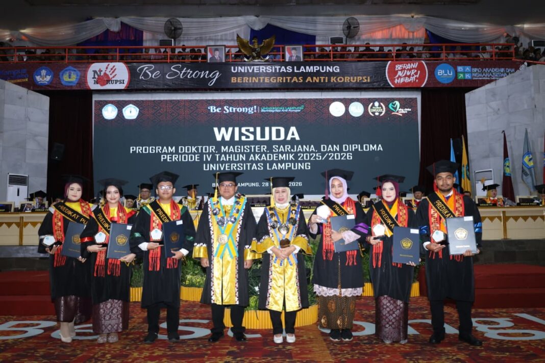 Wisuda Periode IV Unila, Rektor Prof Lusmeilia Tekankan Lulusan Jadi Insan Akademik Berdampak Global