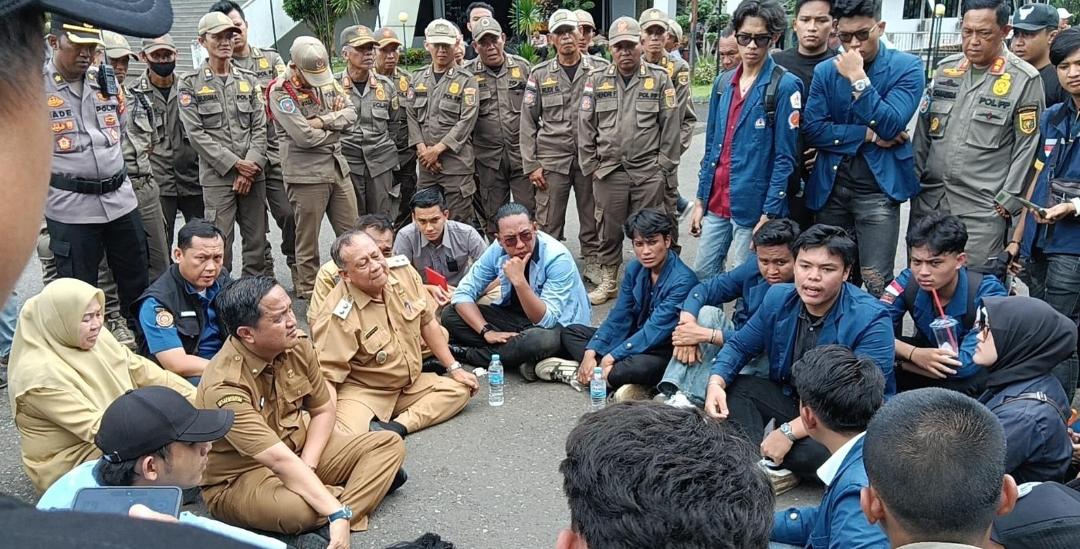 Aliansi Mahasiswa Lampung Geruduk DPRD, Tuntut Kesejahteraan Guru Hingga Transparansi Kasus Korupsi