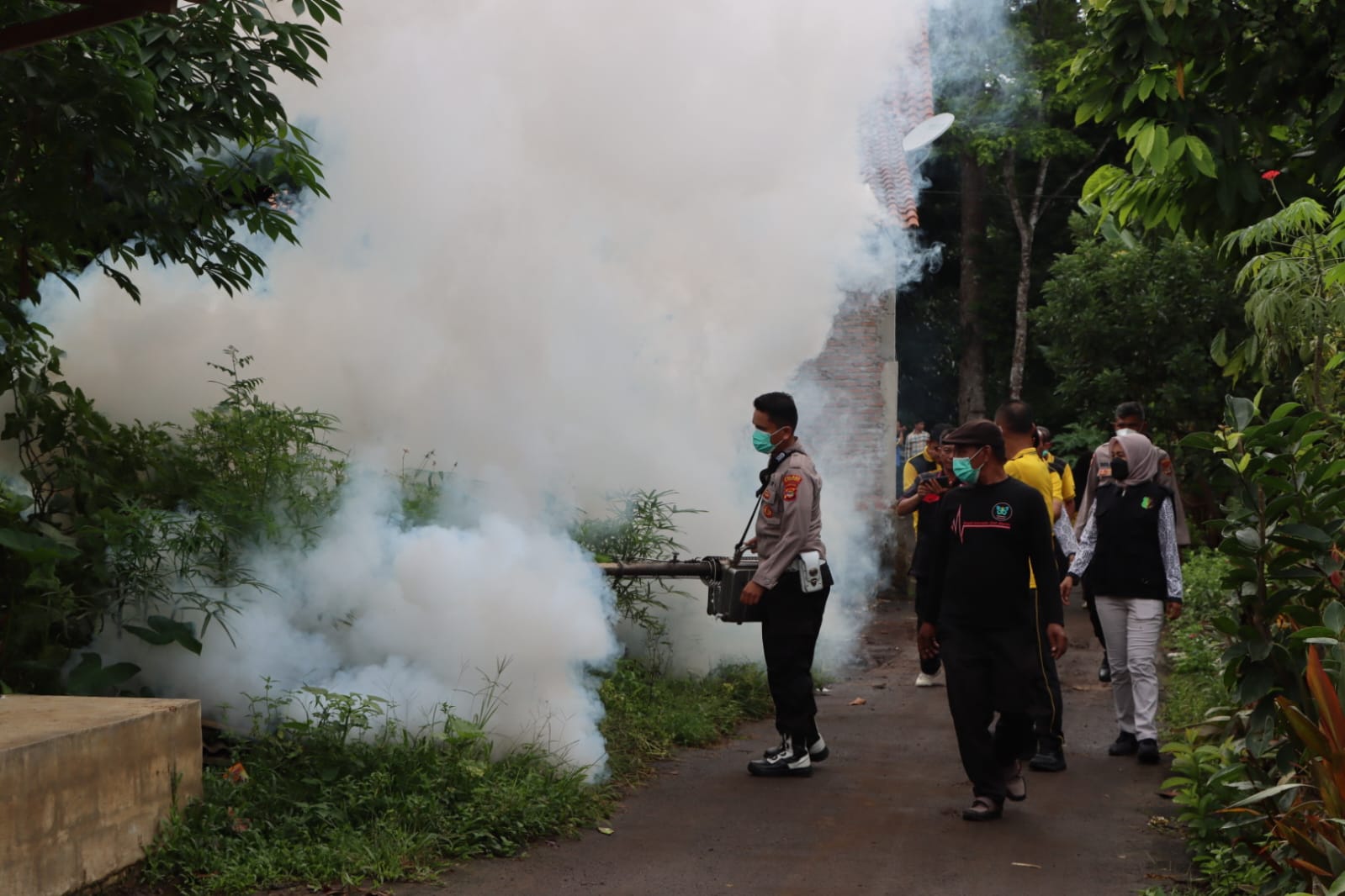Antisipasi Penyebaran DBD, Polres Tanggamus Lampung Gandeng Diskes Fogging Pemukiman Warga