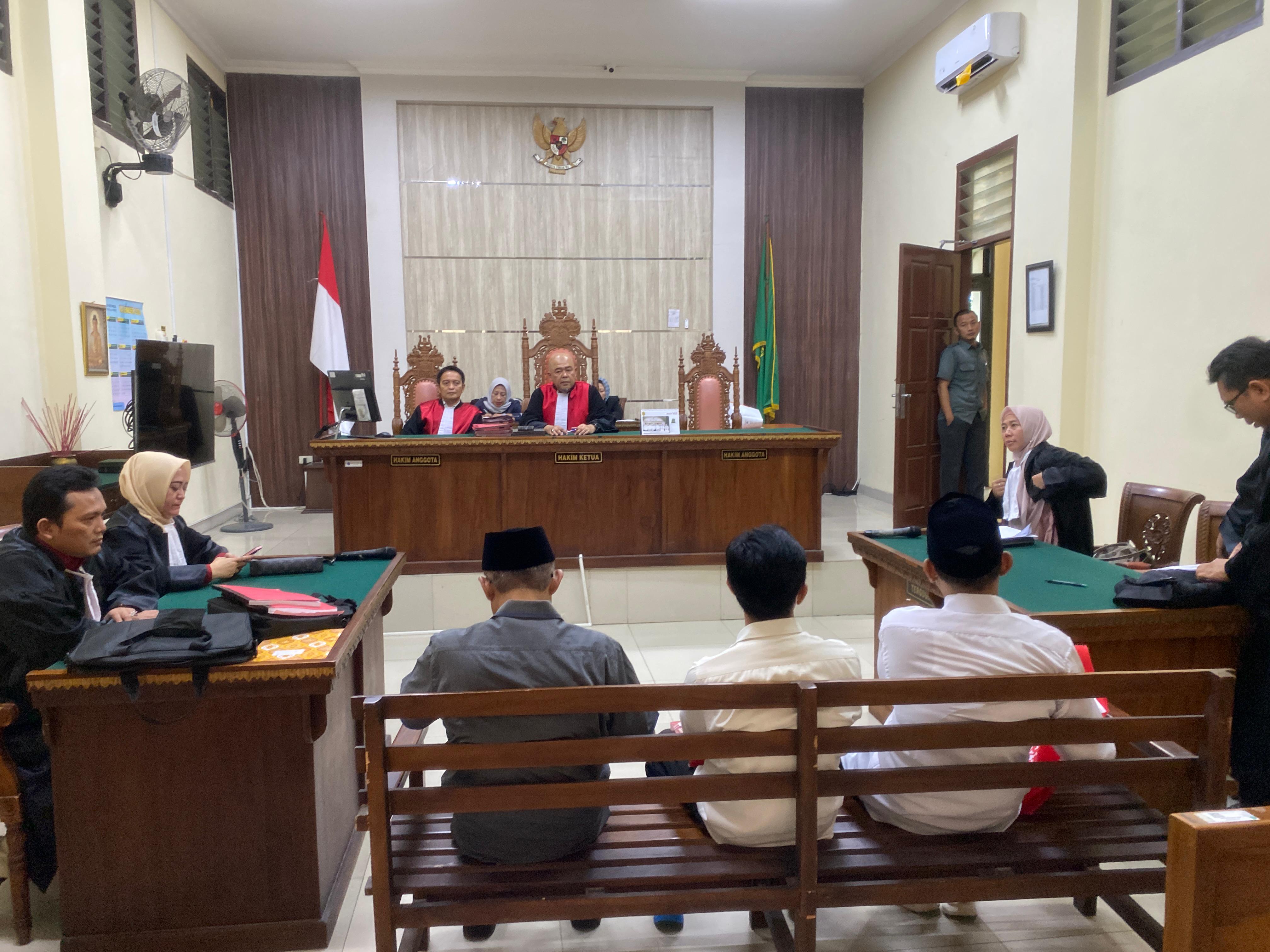 Hakim Sibuk, Sidang Perkara Korupsi PT LEB Ditunda