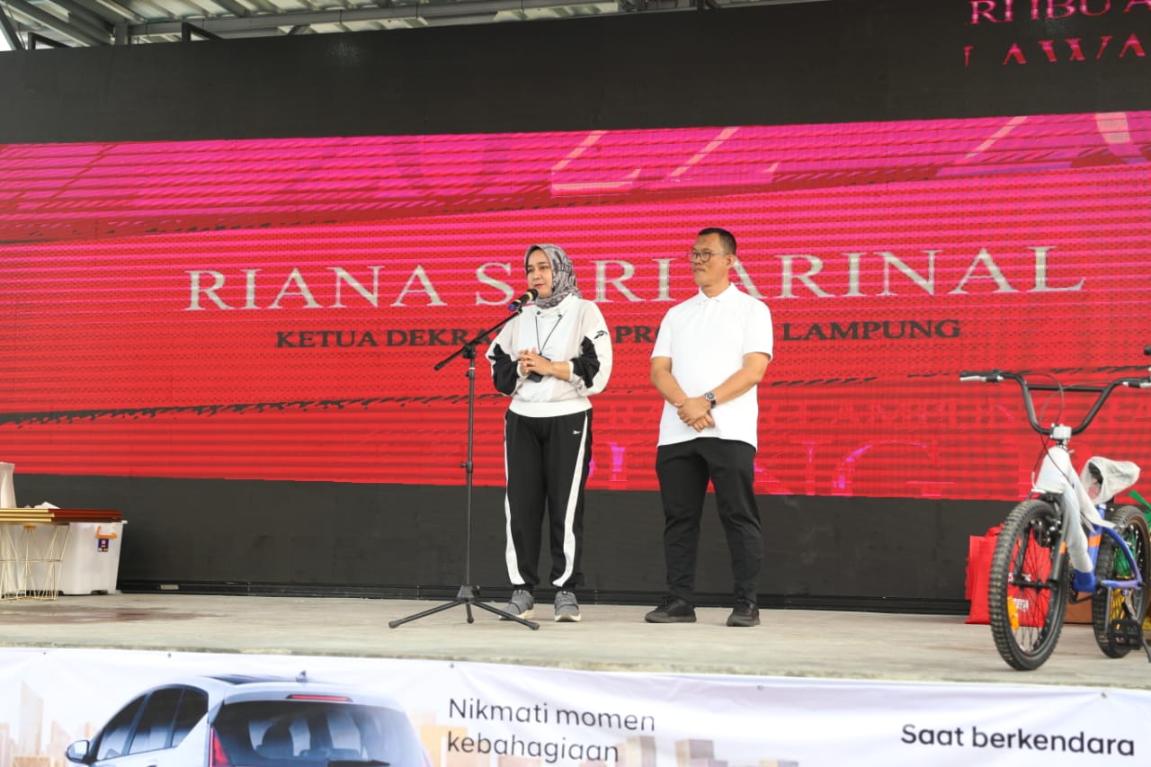 Inspirator Pengembangkan Wastra di Lampung, Riana Sari Arinal Terima Penghargaan Hari Ibu Radar Lampung Awards