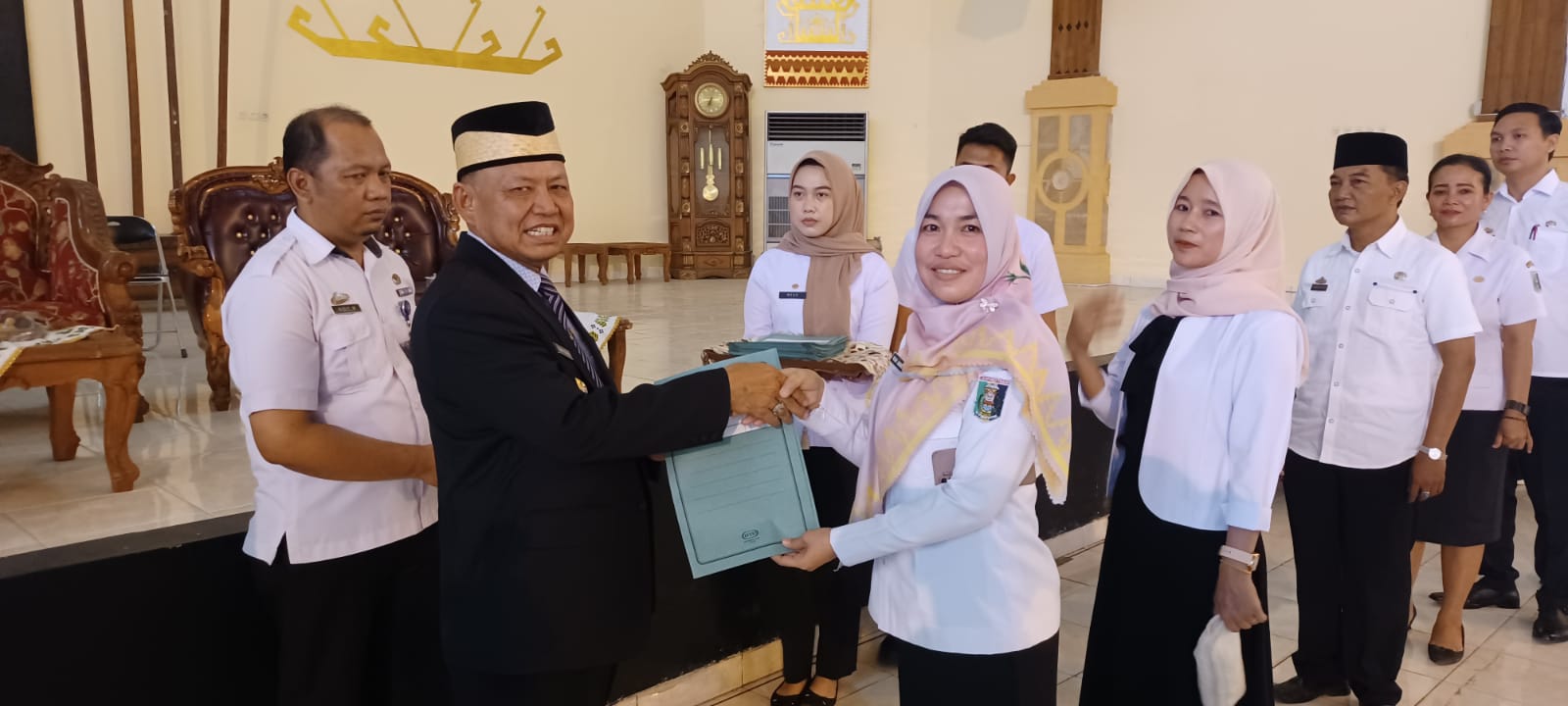 Bupati Lampung Timur Bagikan SK Kenaikan Pangkat 491 ASN