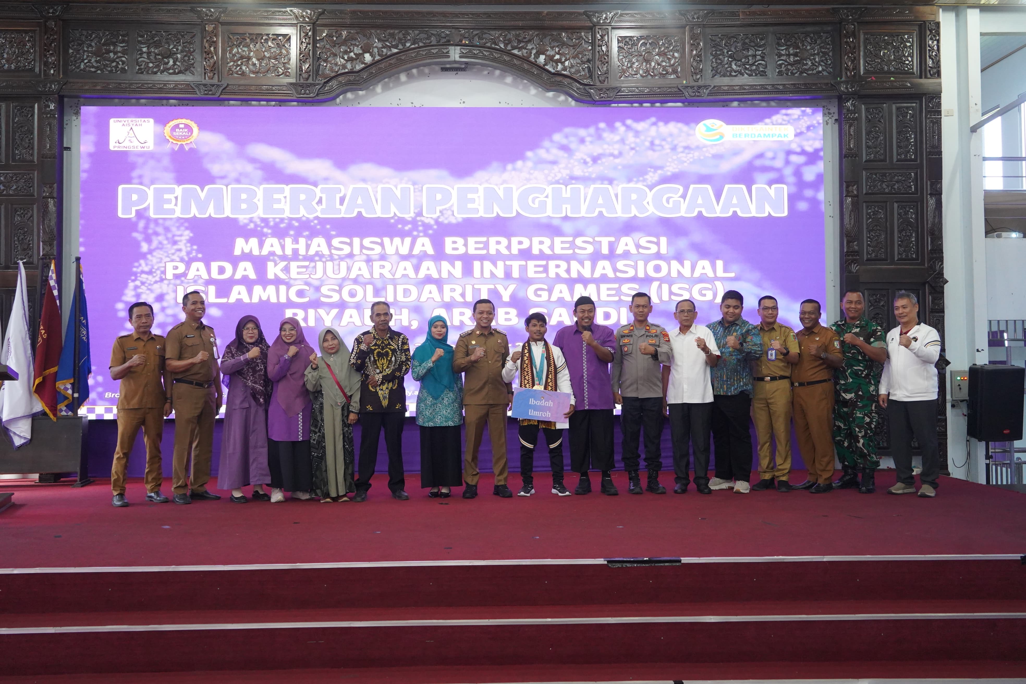 UAP Berangkatkan Orang Tua Mahasiswa Peraih Tiga Emas ISG Umrah