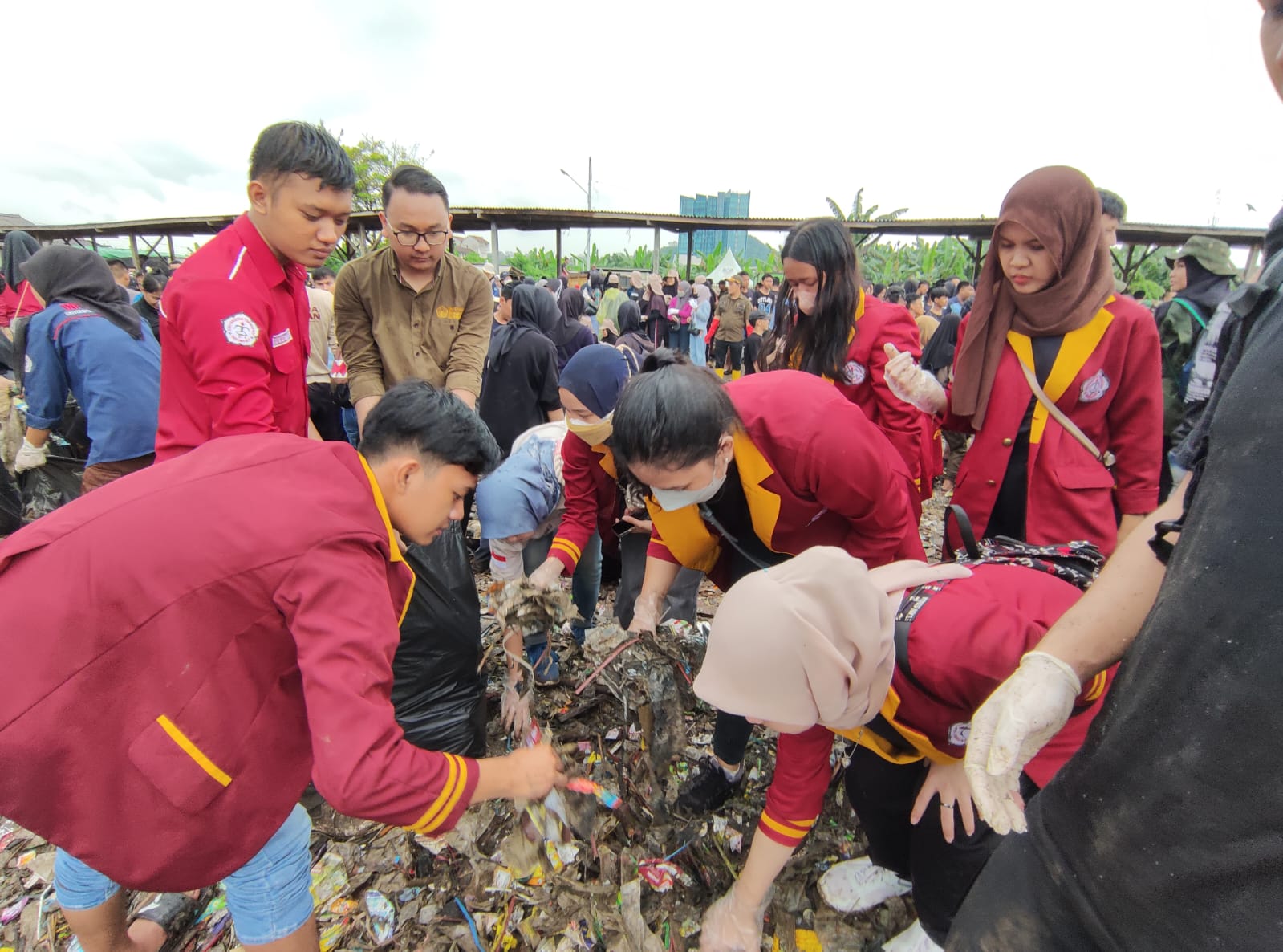 Lima Puluh Mahasiswa Teknokrat Berpartisipasi Dalam Gerakan Bersih-bersih Pantai Sukaraja