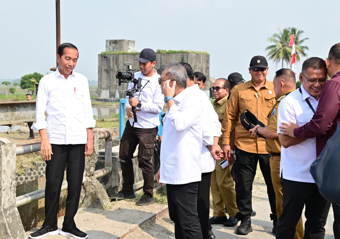 Presiden Jokowi Sempat Berhenti di Jalan Rusak dan Berlubang di Lampung Selatan