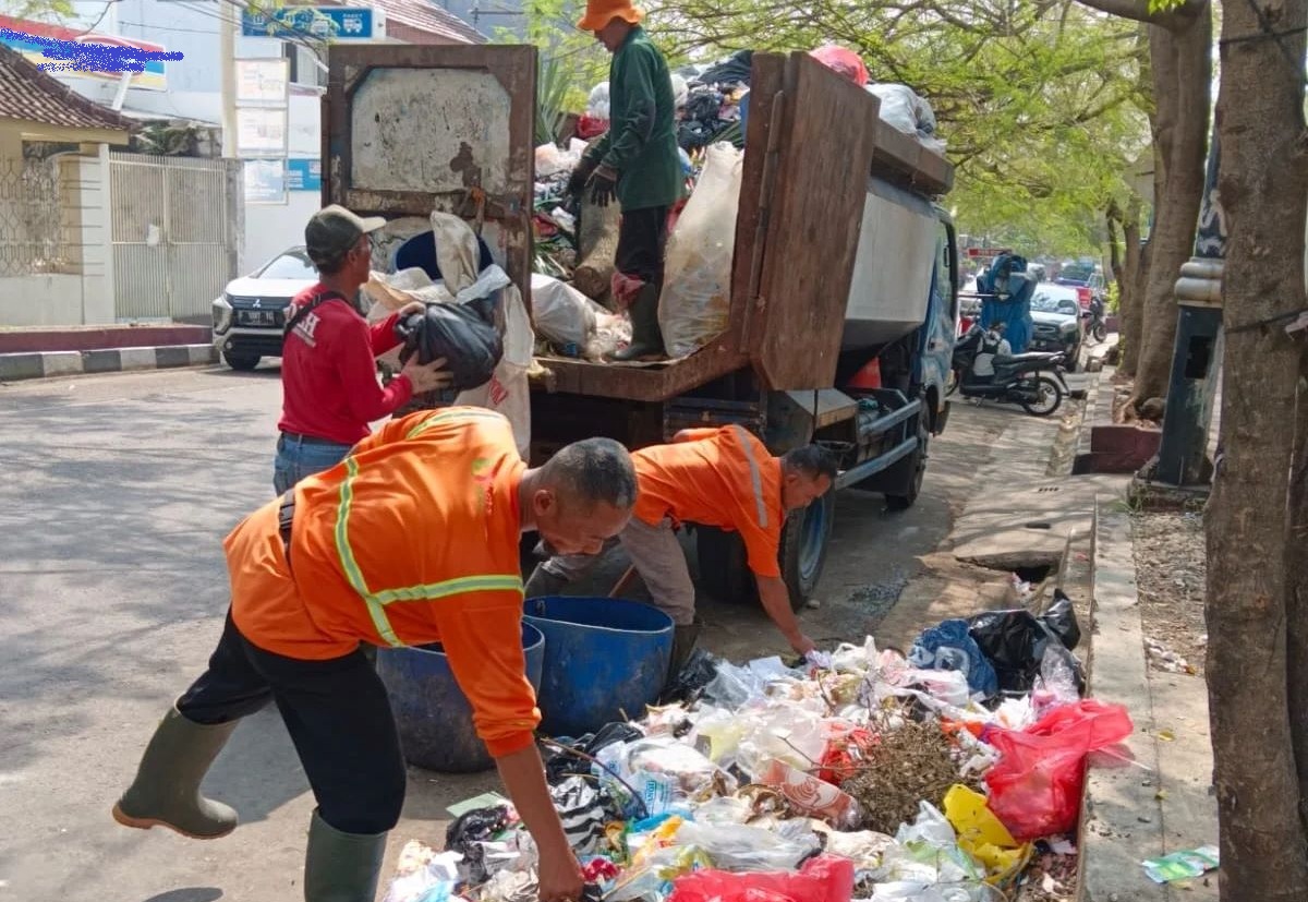 Ratusan Petugas Kebersihan Lampung Utara Protes Gaji Dipotong Juga Sesalkan Tak Ada THR