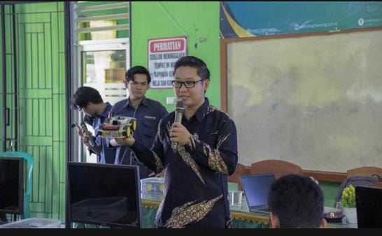 Mahasiswa Teknik Komputer UTI Kenalkan IoT Lewat Program Fun Learning di SMKN 1 Tegineneng