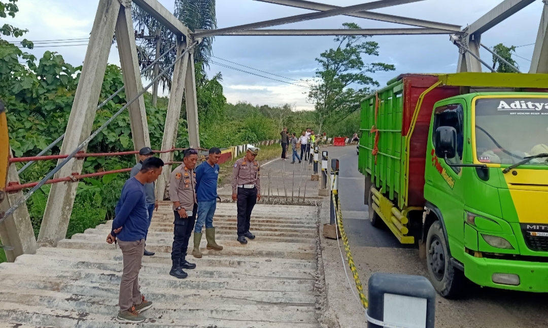 Waspada Jembatan Way Giham Way Kanan Rusak, Kendaraan Berat Dibatasi Maksimal 28 Ton