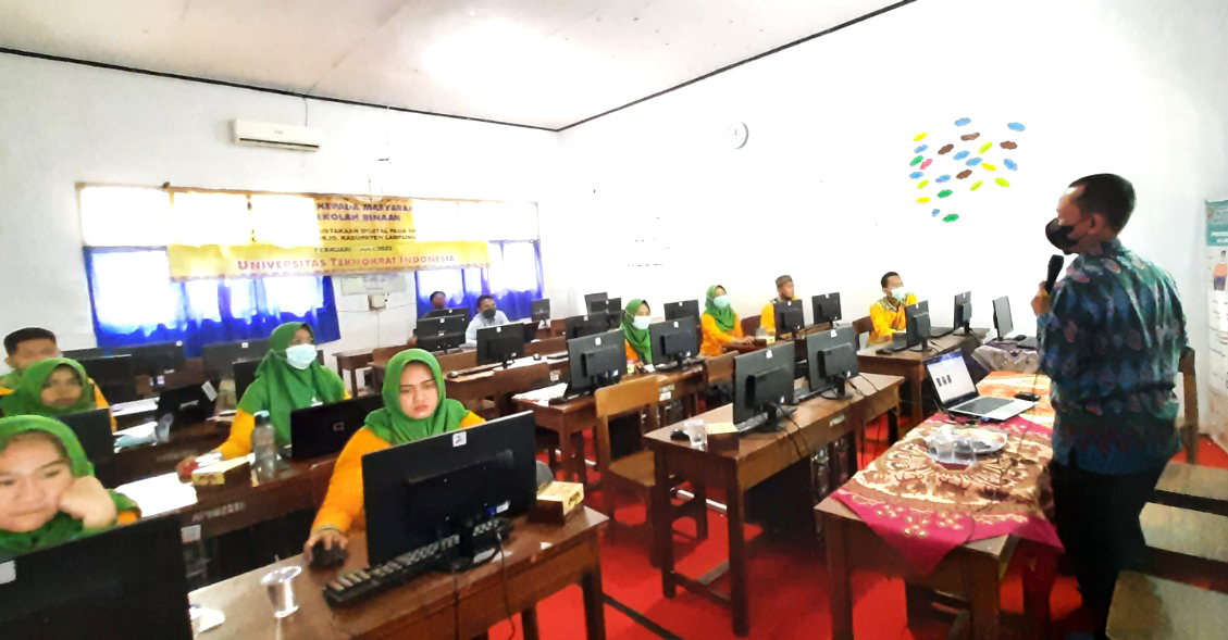 Tim Dosen Universitas Teknokrat Indonesia, Implementasikan Perpustakaan Digital di SMKN 1 Trimurjo 