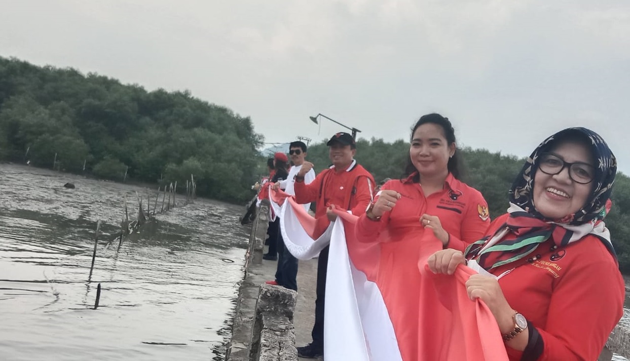 DPC PDI-Perjuangan Kibarkan Merah Putih 77 Meter di Pulau Pasaran, Wiwik Anggaini: Kami Mengawal Usulan Rakyat