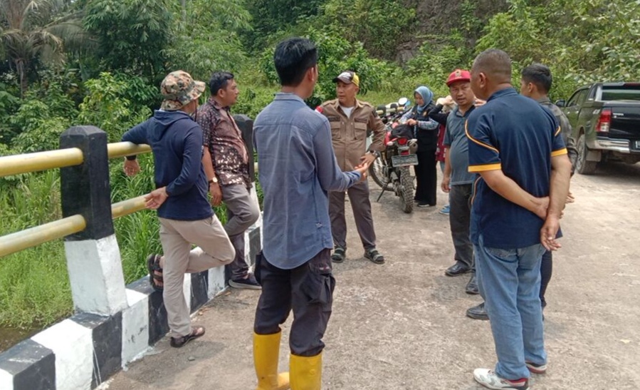 Pj Bupati Tanggamus - Kadis BMBK Lampung Tinjau Jembatan Gantung Way Umbar dan Jalan di Kelumbayan