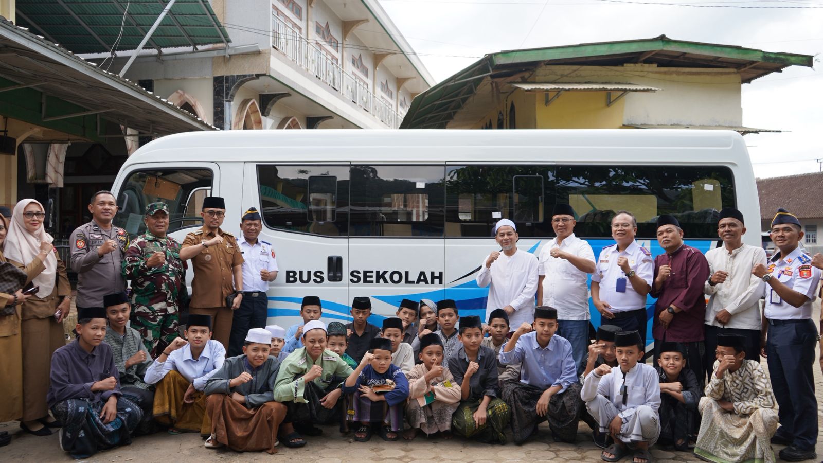 BPTD Kelas II Lampung Dampingi Penyerahan Bantuan Bus Sekolah dari Kemenhub di Lampung Barat
