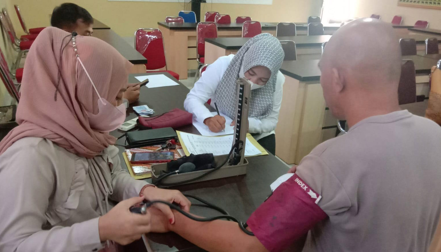 Nakes di Lampung Mulai Terima Vaksin Booster Kedua