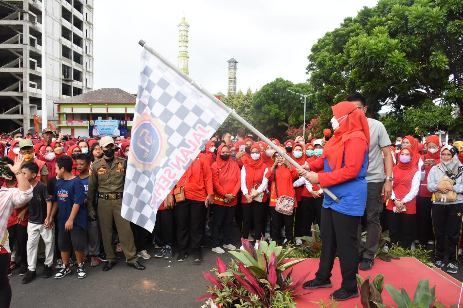 Gelar Jalan Sehat dan Lomba Tradisional, Eva Dwiana Minta Korpri Jaga Kekompakan