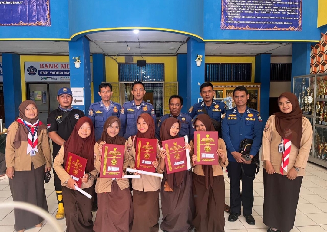 Tak Sampai ke Sekolah, Cinta Ayah Tetap Mengantar: Damkar Ambil Rapor 7 Siswi di Lampung Selatan