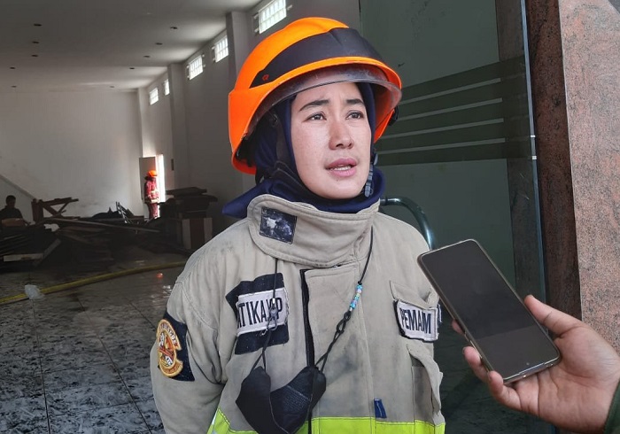 Salut, Mengaku Suka Tantangan, Wanita Tangguh Ini Pilih Jadi Petugas Pemadam Kebakaran  