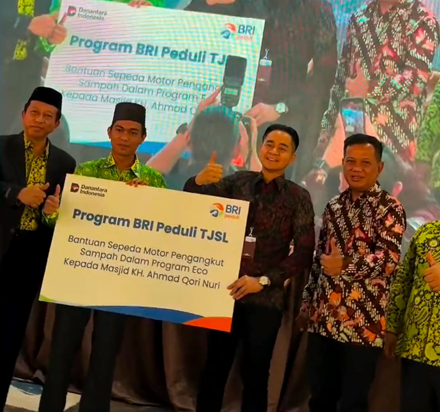 BRI Serahkan Bantuan ke Masjid KH Ahmad Qori Nuri, Dukung Program Eco Masjid dan Penghijauan Nasional