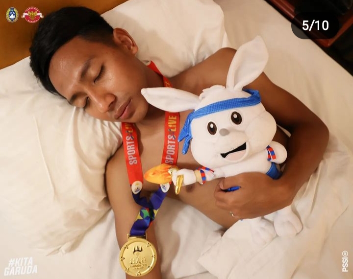 Full Senyum, Timnas U22 Bawa Medali dan Peluk Boneka Maskot Seagames 2023 Tidur Bareng