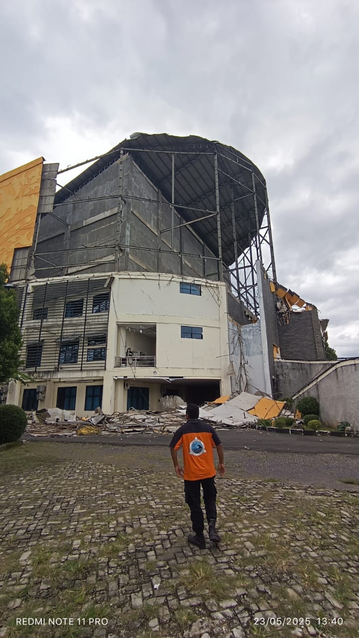 Bagian Gedung DPRD Pesawaran Roboh, Cuaca Ekstrem Diduga Jadi Pemicu