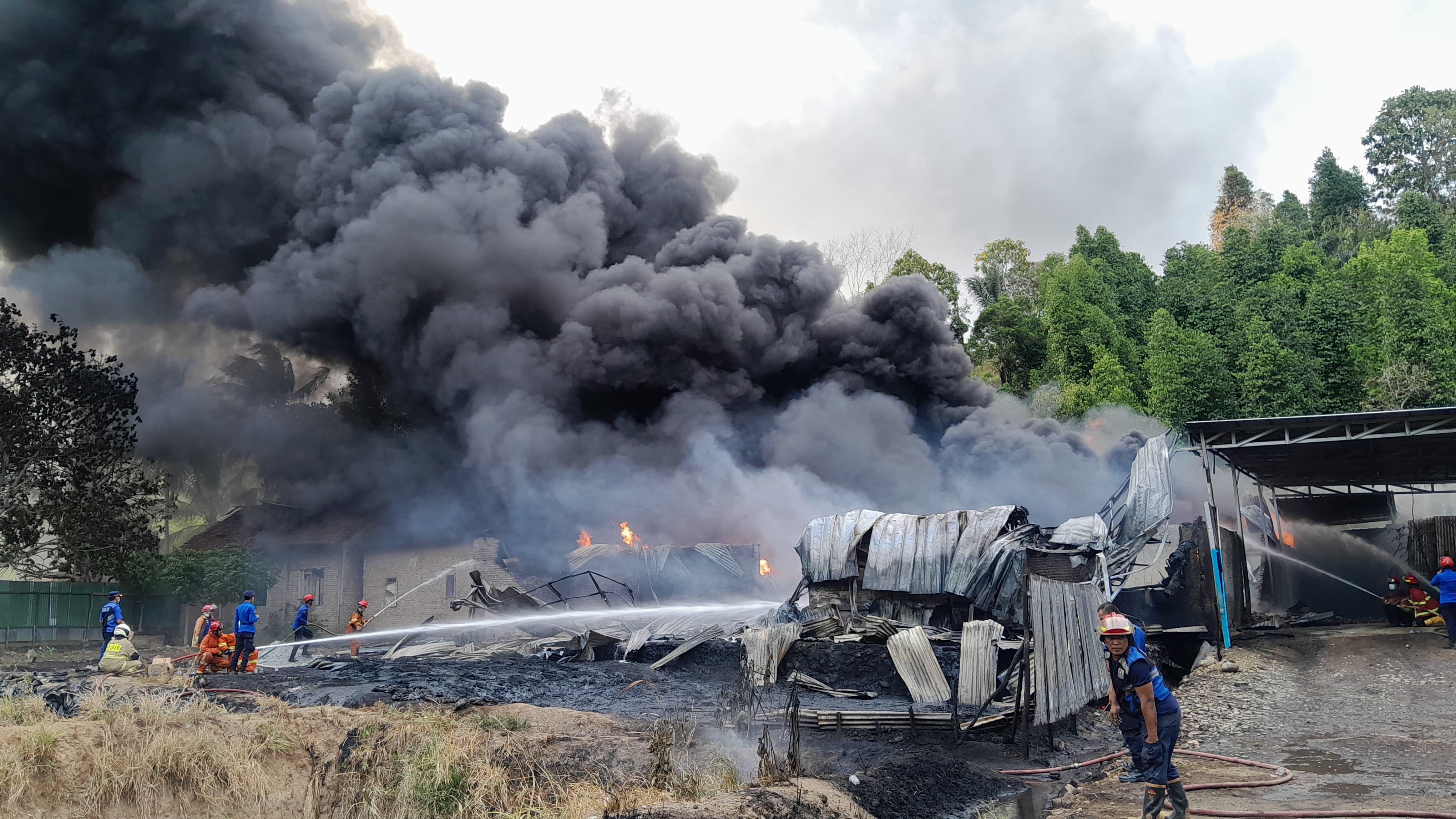 Diduga Korsleting Listrik, Gudang BBM di Umbul Kunci Bandar Lampung Hangus Terbakar