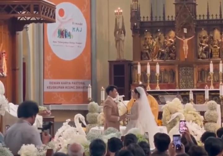 Chelsea Islan Resmi Menikah dengan Rob Clinton, Pernikahan Digelar Tertutup di Gereja Katedral Jakarta