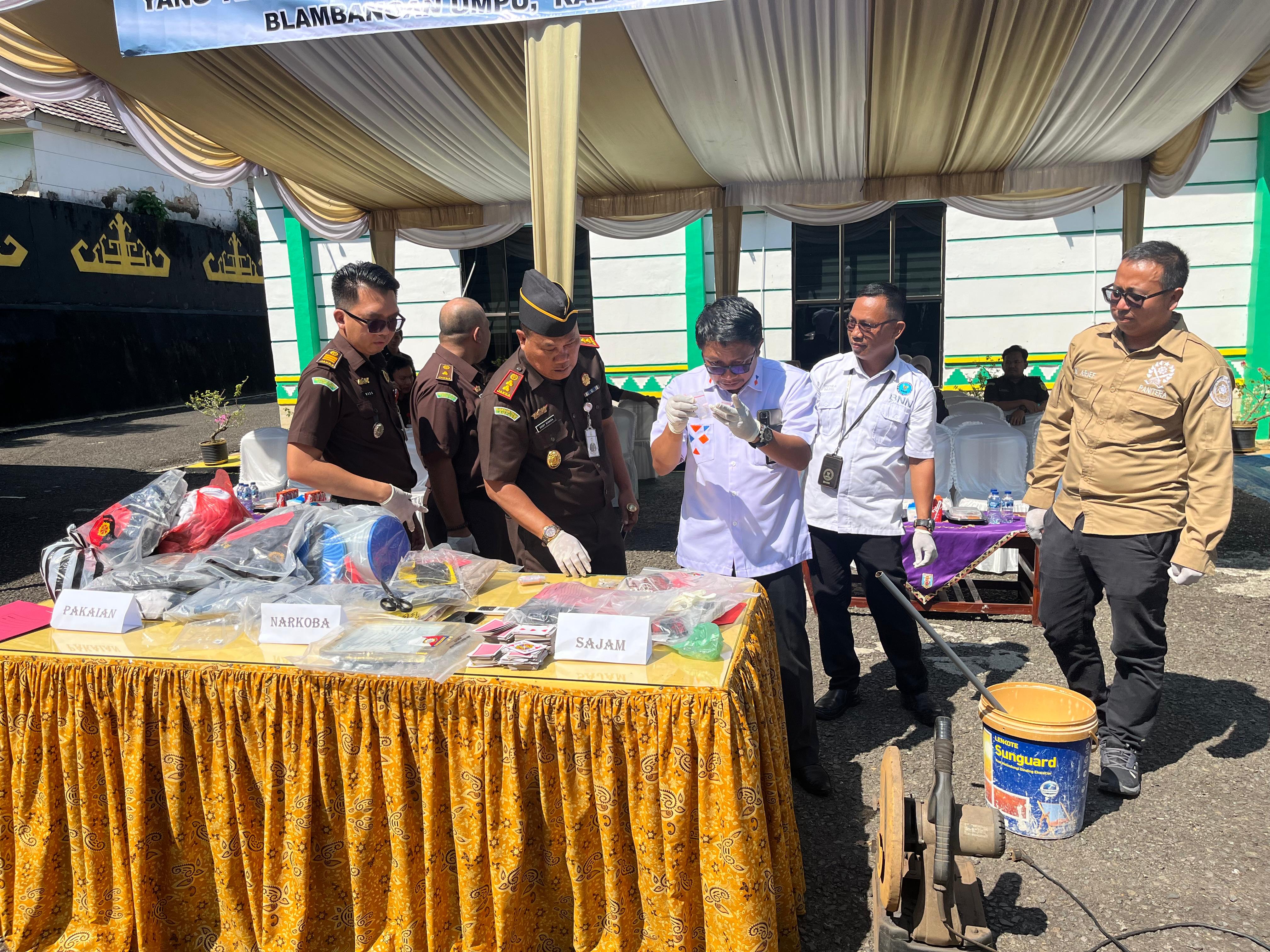 Kejari Way Kanan Musnahkan Barang Bukti 17 Kasus Pidana