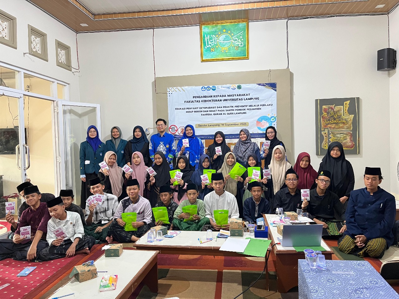 Tim Dosen FK Unila Edukasi Penyakit Ektoparasit & Praktik PHBS di Ponpes Tahfizul Quran Al Quds Lampung 