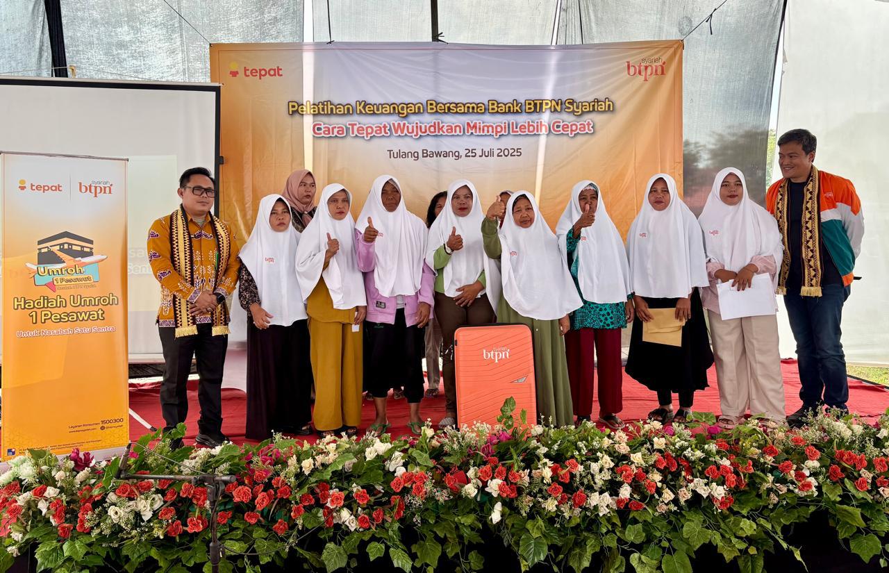 Camat Banjar Margo Terharu 8 Warganya Berangkat Umrah Gratis dari BTPN Syariah