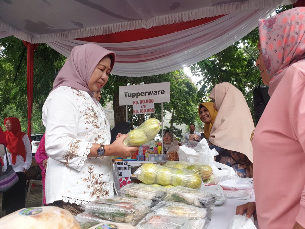 Rektor beserta Jajaran Kunjungi Bazar Ramadan Darma Wanita Unila