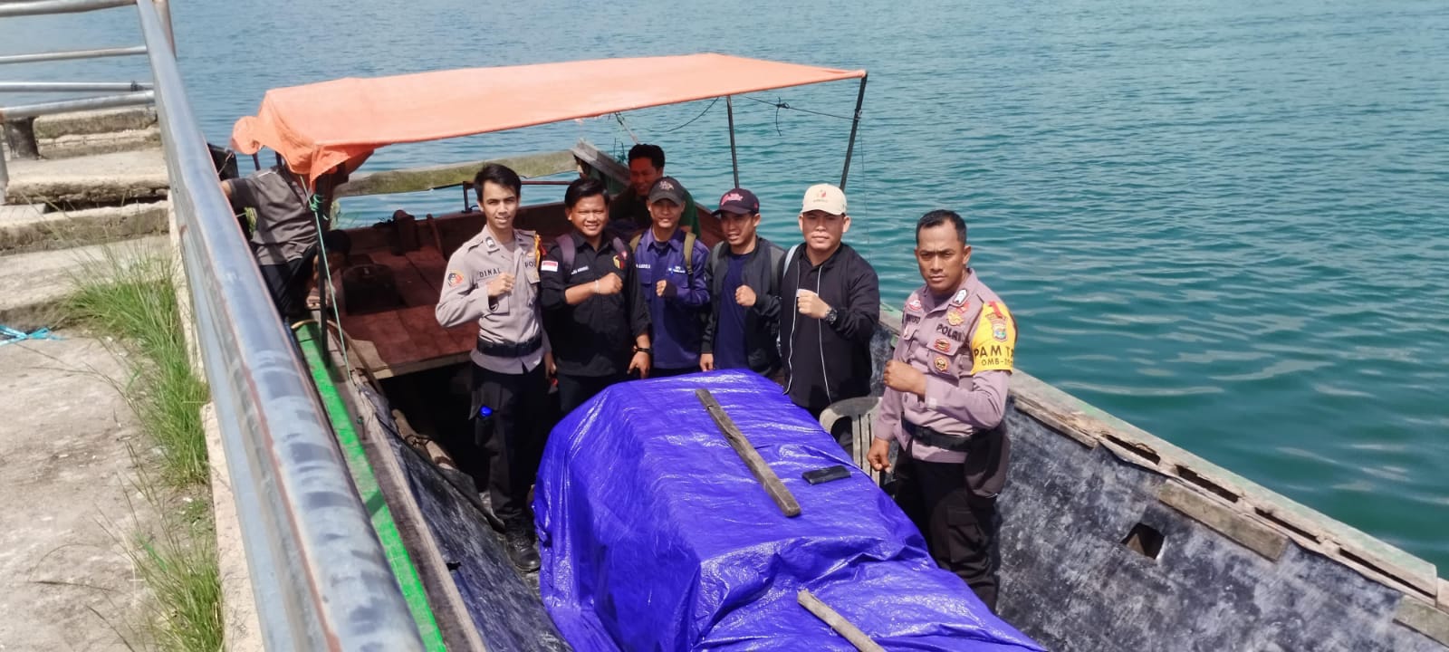 Penuh Perjuangan, Logistik Pilkada di Mesuji Dikirim Mengunakan Perahu